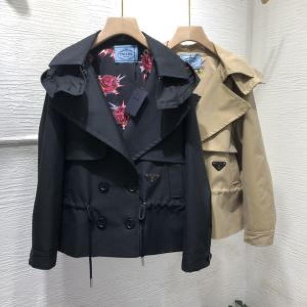 秋冬ファッションコーディネート　プラダ PRADA 人気ファッション雑誌でも掲載　フリースパーカー付　最重要！2025秋冬トレンド