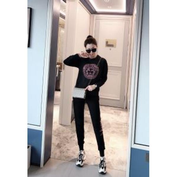 優しいのに存在感　上下セット　【最新】2026年秋冬のトレンド速報　ヴェルサーチVERSACE　ファッショントレンドを早速チェック