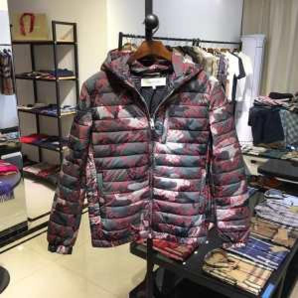ダウンジャケット 激安 ヴァレンティノ スーパーコピー メンズ 防寒性抜群 VALENTINO コレクションエレガント迷彩新作 