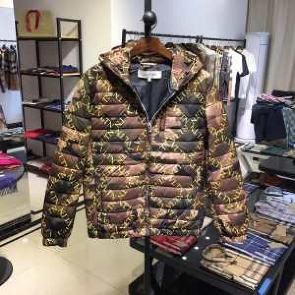 ヴァレンティノ ダウン メンズ コピー 防寒性抜群 VALENTINO コレクション 高級用エレガント迷彩柄注目トレンド新作 販売