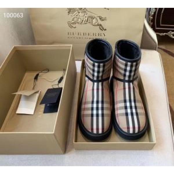 大人かわいい秋冬コーデを楽しみ バーバリー おしゃれ度アップ秋冬コレクション BURBERRY レザーブーツ 2026秋のファッショントレンドはこれ