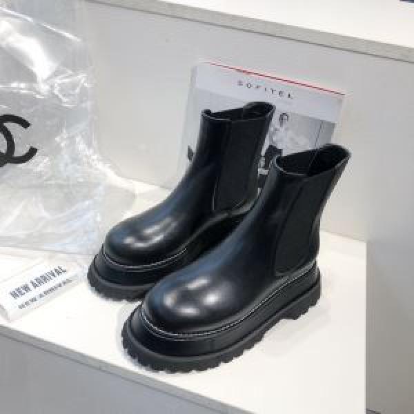 レザーブーツ ファッショントレンドを早速チェック バーバリー2026秋冬流行ファション   BURBERRY  最高にCOOL秋冬新作