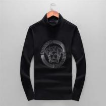 注目の秋ファッション一番 最新秋冬トレンドをチェック！2026-20秋冬 ヴェルサーチ VERSACE 長袖Tシャツ