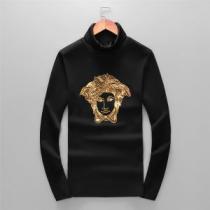 気になる2026年秋のファッション ヴェルサーチ VERSACE 長袖Tシャツ 秋冬から人気継続中