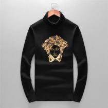 長袖Tシャツ  ヴェルサーチ VERSACE 最新トレンドコーデおすすめ 2026秋冬人気色おすすめ
