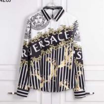 シャツ 最重要！2026秋冬トレンド 絶対おさえるべきカラーと最新 ヴェルサーチ VERSACE