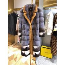 コート　おしゃれでおすすめ今季トレンド　フェンディ 今季トレンドをうまく取り　FENDI　2026トレンドファッション新品　