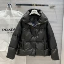 プラダ PRADA 最新秋冬トレンドをチェック！2026-20秋冬　ダウンジャケット　今年の流行りファション　2色可選　絶対おさえるべきカラーと最新