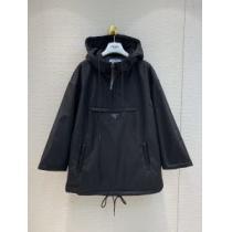 秋にこれがはやりそう　プラダ PRADA 2026秋冬トレンド押さえておきたい　フード付きコート　注目の秋ファッション一番