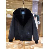 プラダヒットする秋冬コレクション　 PRADA 今年注目すべき秋冬ファッション　ブルゾン　2026トレンドアイテム激安