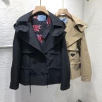 秋冬ファッションコーディネート　プラダ PRADA 人気ファッション雑誌でも掲載　フリースパーカー付　最重要！2025秋冬トレンド