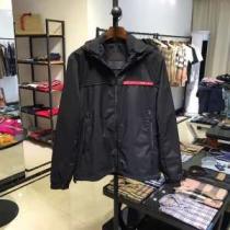 プラダ ダブルテクニ カルジャケット30代男性にカジュアルコーデ Pradaコピー スウェットジップパーカー ナイロン 防寒性