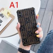 秋ファションのトレンド ヴェルサーチ2色可選  2026秋に注目したい VERSACE スマートフォンケース おしゃれさんはいち早く取り.561.