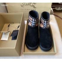 バーバリー カジュアルコーデオシャレ2色可選  BURBERRY 速報！2026年秋ファッショントレンド レザーブーツ 優しい色味がかわいい