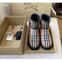 大人かわいい秋冬コーデを楽しみ バーバリー おしゃれ度アップ秋冬コレクション BURBERRY レザーブーツ 2026秋のファッショントレンドはこれ