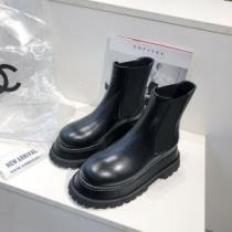 レザーブーツ ファッショントレンドを早速チェック バーバリー2026秋冬流行ファション   BURBERRY  最高にCOOL秋冬新作