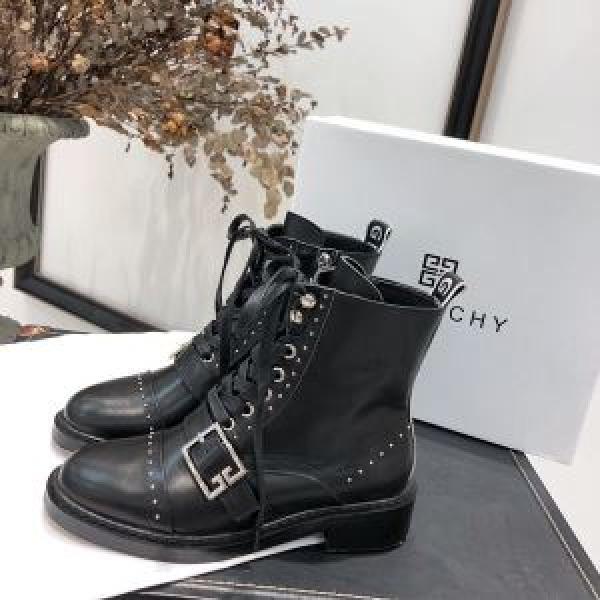 レザーブーツ 気になる2026年秋のファッション ジバンシー GIVENCHY  トレンド入り確実最新コレクション