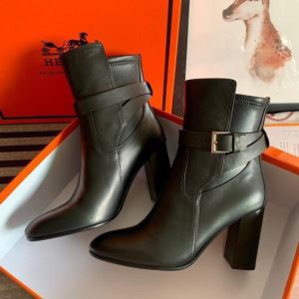 人気ファッション雑誌でも掲載 レザーブーツ 最重要！2026秋冬トレンド エルメス HERMES 最新トレンドコーデおすすめ