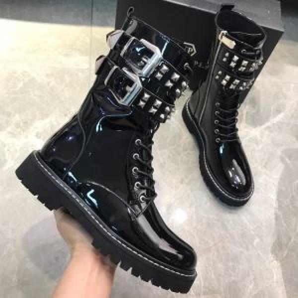 レザーブーツもちろん相性抜群  フィリッププレイン 速報！2026年秋ファッショントレンド  PHILIPP PLEIN 優しい色味がかわいい