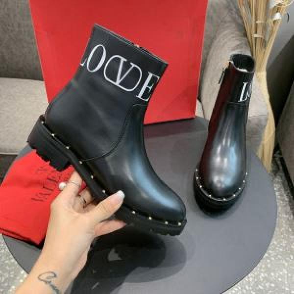 VALENTINO  おしゃれ感度が高い秋冬トレンド 寒い季節トレンド上品  ヴァレンティノ 先取り 2026/2026秋冬ファッション レザーブーツ