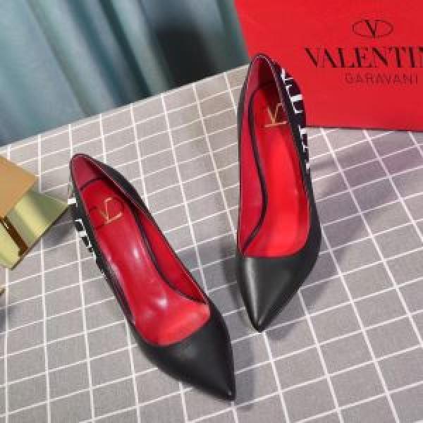 2026秋冬トレンド押さえておきたい ヴァレンティノ 人気ブランドの秋冬新色 VALENTINO 注目の秋ファッション一番 パンプス