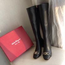 今季トレンド抜け感新品  今季トレンドをうまく取り サルヴァトーレフェラガモ FERRAGAMO レザーブーツ 【2026秋冬】の注目トレンド