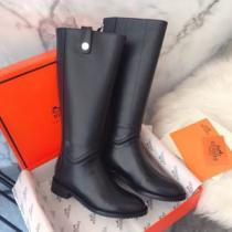 エルメス 2025秋冬流行ファション  HERMES ファッショントレンドを早速チェック レザーブーツ  最高にCOOL秋冬新作
