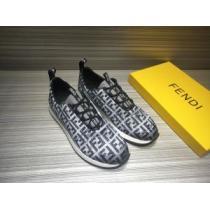 秋服コーデ2026年版 フェンディ FENDI 大胆なチェックの人気トレンド ランニングシューズ 秋にはやる最新作を先取り