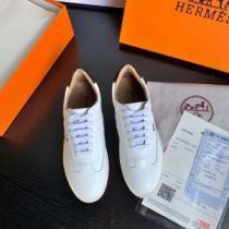 大人かわいい秋冬コーデを楽しみ エルメス HERMES 2026秋のファッショントレンドはこれ ランニングシューズ 秋ファションのトレンド