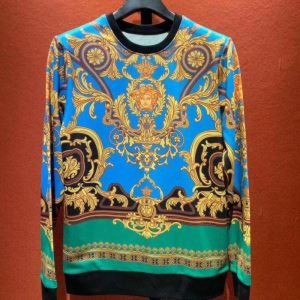 プルオーバーパーカー 2026秋冬最重要アイテム VERSACE ヴェルサーチ  防寒性も抜群