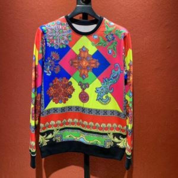おしゃれに秋を迎えるために VERSACE ヴェルサーチ 2026秋冬最安価格新品  プルオーバーパーカー