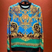 プルオーバーパーカー 2026秋冬最重要アイテム VERSACE ヴェルサーチ  防寒性も抜群