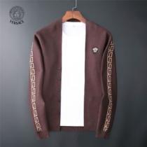ヴェルサーチ 防寒性も抜群 2026秋断然ブランド推し ニットコート VERSACE 季節の変わり目に活躍する