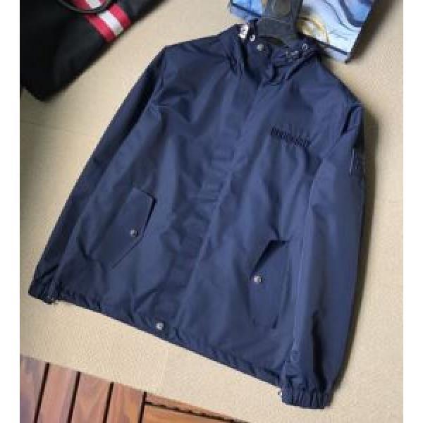 着こなしを楽しむ フード付きコート 有名ブランドです バーバリー BURBERRY
