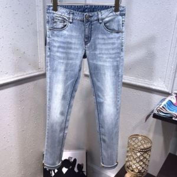 ARMANI 非常にシンプルなデザインな アルマーニ  幅広いアイテムを展開 デニムパンツ