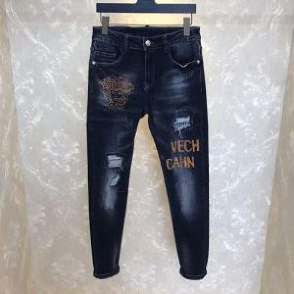 ヴェルサーチ手頃価格でカブり知らず VERSACE 価格も嬉しいアイテム ジーンズ