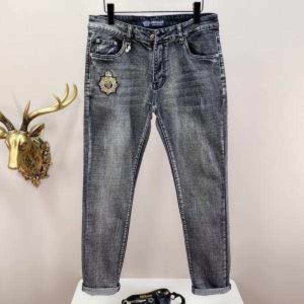 普段使いにも最適なアイテム ジーンズ ストリート感あふれ ヴェルサーチVERSACE
