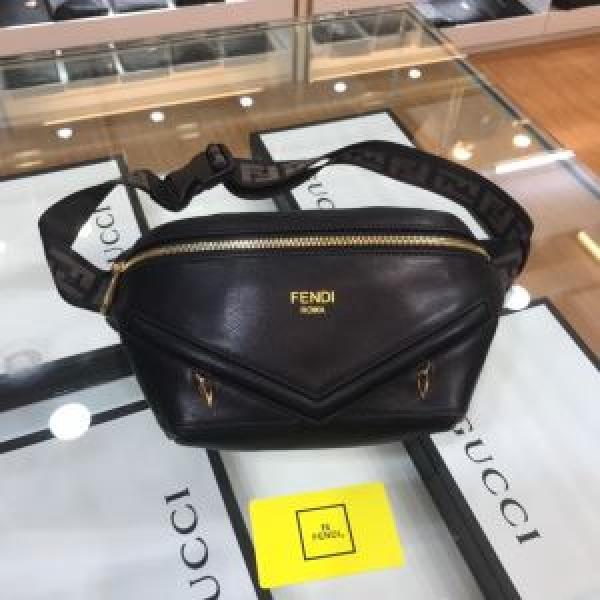 2026年春夏コレクション ウエストポーチ 着こなしを楽しむ フェンディ FENDI.487.