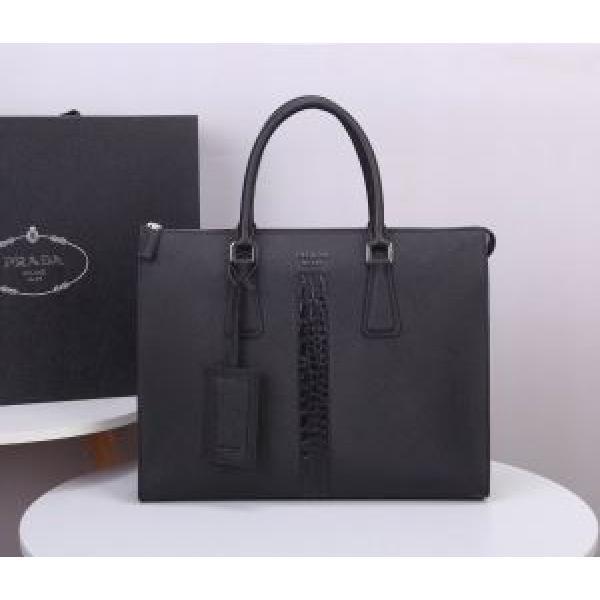 ビジネスバッグ 高級感のある素材 プラダ 一番手に入れやすい PRADA  2026年春限定.57.
