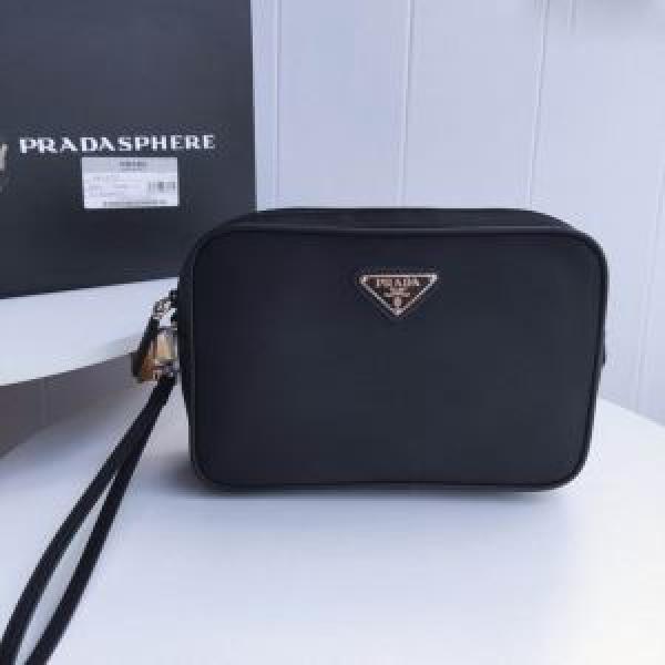 ポーチ 有名ブランドです  プラダ争奪戦必至  PRADA 限定品が登場.57.