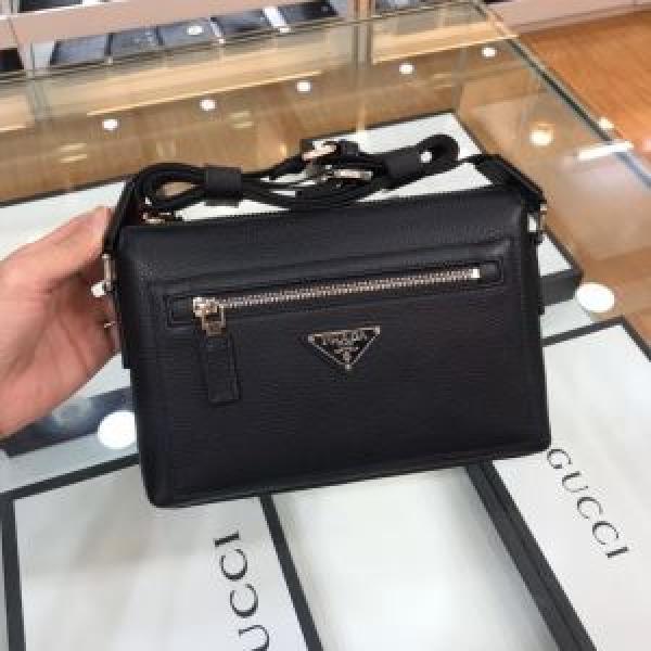 普段使いにも最適なアイテム プラダ PRADA ストリート感あふれ ミニバッグ.57.