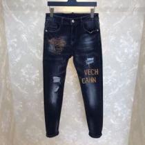 ヴェルサーチ手頃価格でカブり知らず VERSACE 価格も嬉しいアイテム ジーンズ