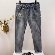 普段使いにも最適なアイテム ジーンズ ストリート感あふれ ヴェルサーチVERSACE