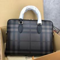着こなしを楽しむ バーバリー BURBERRY 限定品が登場 ショルダーバッグ 2026年春夏コレクション.47.