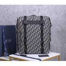 ディオール普段見ないデザインばかり  DIOR 価格帯が低い リュック 幅広いアイテムを展開.542.