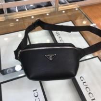ウエストポーチ コーデの完成度を高める プラダ PRADA この時期の一番人気は.57.