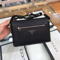 普段使いにも最適なアイテム プラダ PRADA ストリート感あふれ ミニバッグ.57.