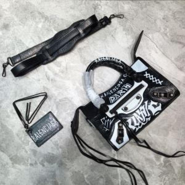 バレンシアガ この時期の一番人気は BALENCIAGA シンプルなファッション  レディースバッグ.51.