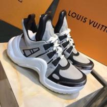 LOUIS VUITTON 有名ブランドです ルイ ヴィトン 着こなしを楽しむ  スニーカー 争奪戦必至