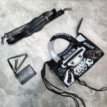 バレンシアガ この時期の一番人気は BALENCIAGA シンプルなファッション  レディースバッグ.51.